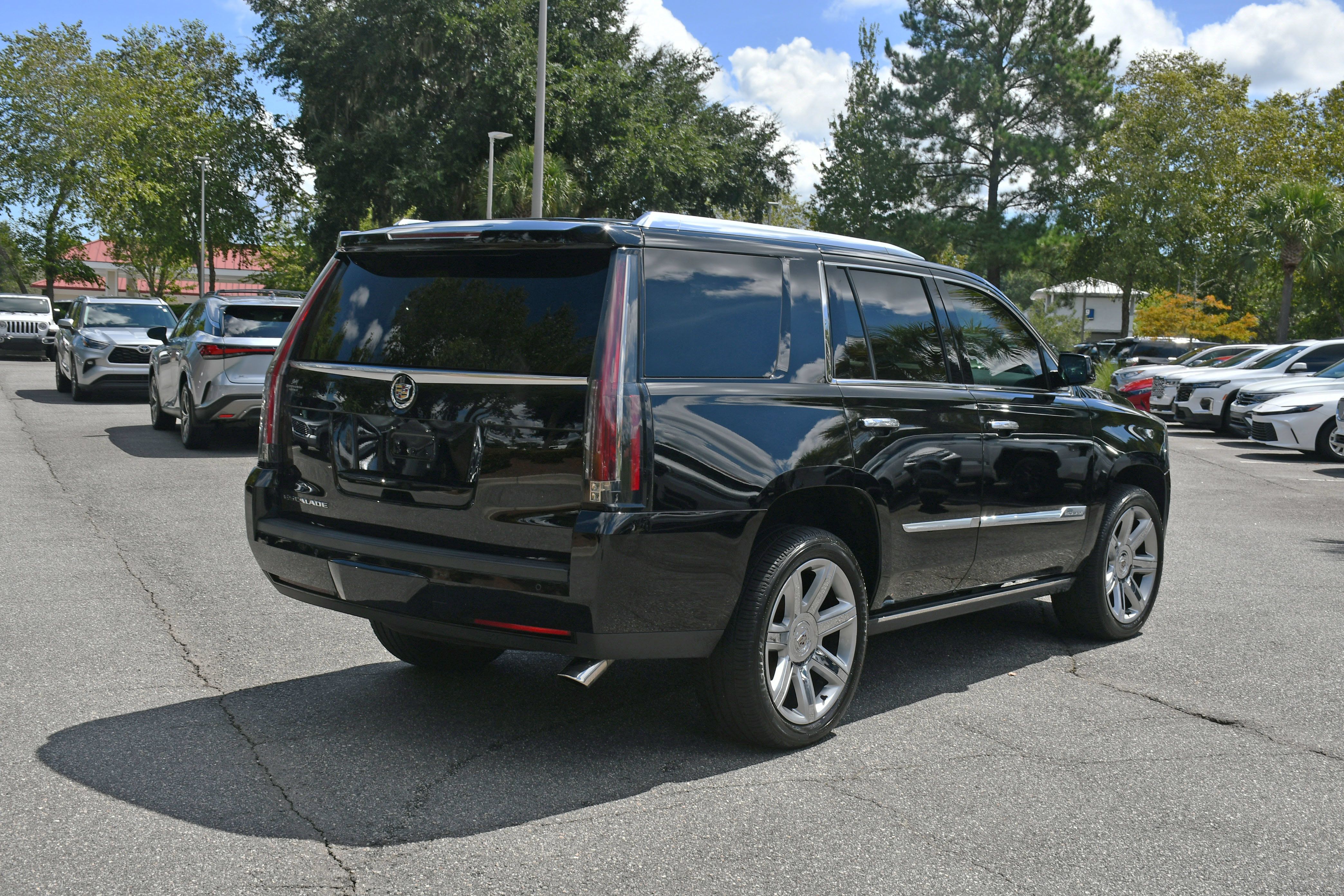Used 2015 Cadillac Escalade Premium RWD image 4