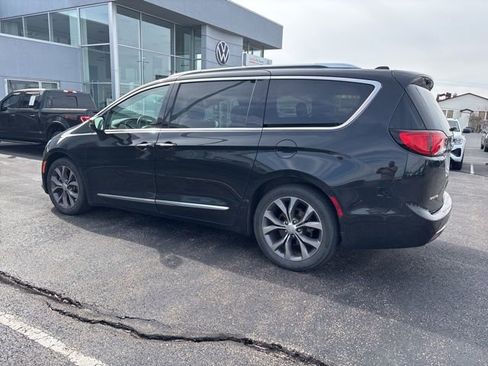 Used 2017 Chrysler Pacifica Limited image 4