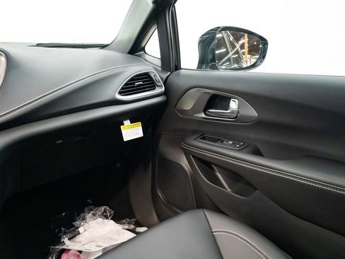 New 2026 Chrysler Pacifica Select image 11