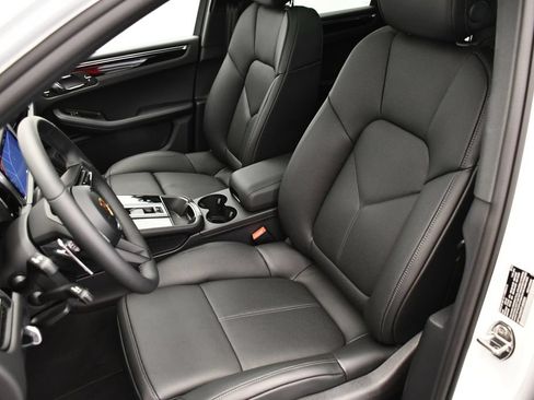 Certified 2026 Porsche Macan Turbo AWD/4WD image 40
