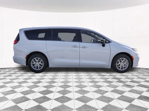 New 2026 Chrysler Pacifica Select image 9