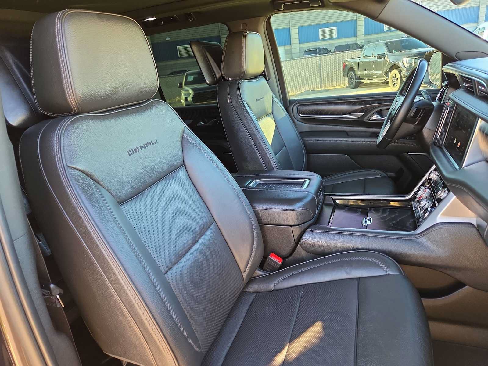 Used 2023 GMC Yukon Denali AWD/4WD image 18