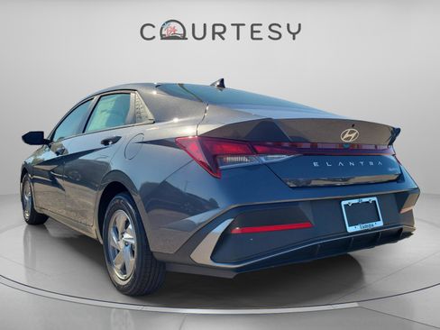 New 2026 Hyundai Elantra SE image 2