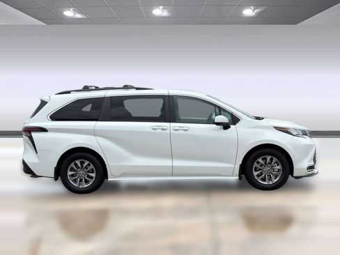Used 2023 Toyota Sienna XLE FWD image 8