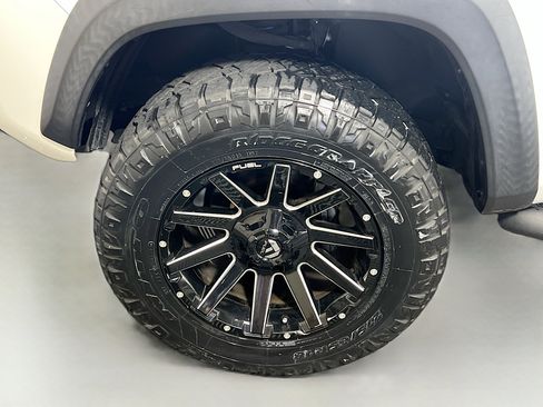 Used 2017 Toyota Tacoma TRD Off-Road w/ Tow Package RWD image 13