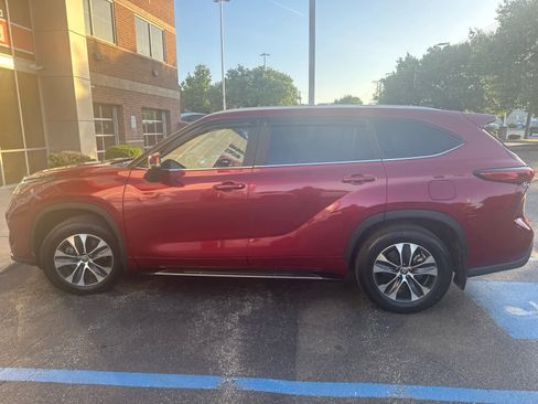Used 2023 Toyota Highlander XLE AWD/4WD image 6