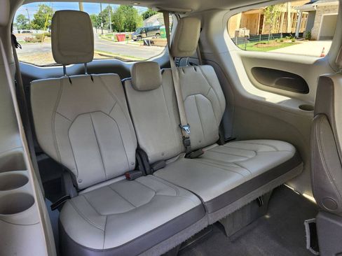 Used 2017 Chrysler Pacifica Touring-L FWD image 10