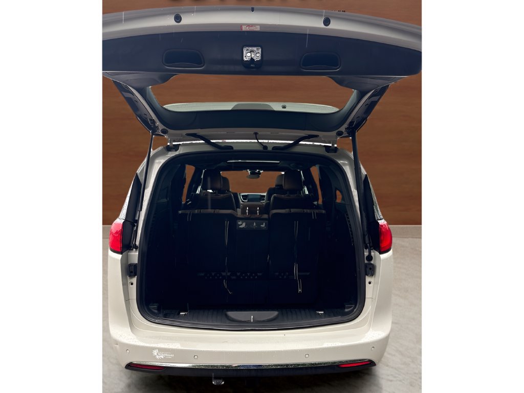 Used 2020 Chrysler Pacifica Limited w/ Advanced Safetytec Group FWD image 15