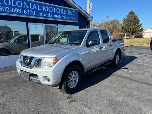 Used 2019 Nissan Frontier SV image 2