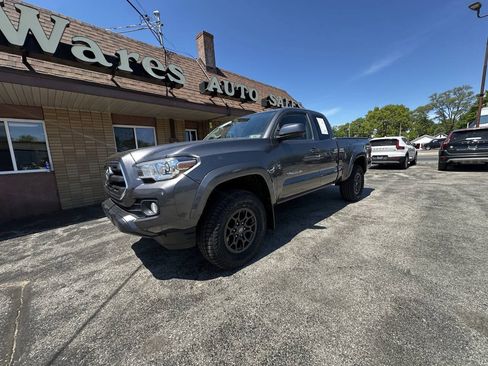 Used 2017 Toyota Tacoma SR5 w/ Tow Package AWD/4WD image 10
