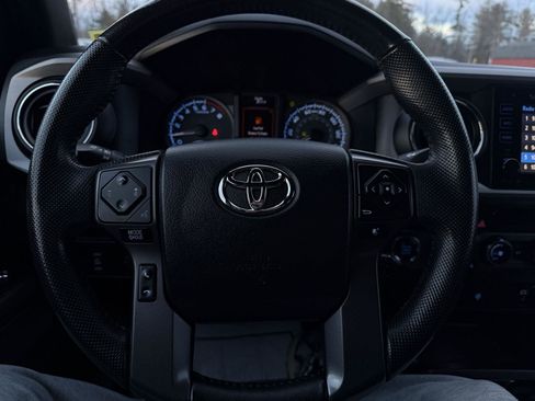 Used 2016 Toyota Tacoma TRD Sport image 16