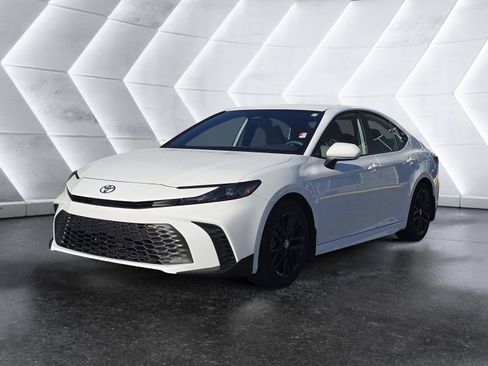 Used 2025 Toyota Camry SE image 6