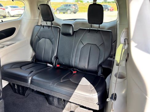 Used 2018 Chrysler Pacifica Touring-L image 21