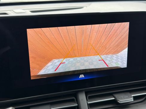 Used 2025 Chevrolet Trax LT w/ LT Convenience Package FWD image 9