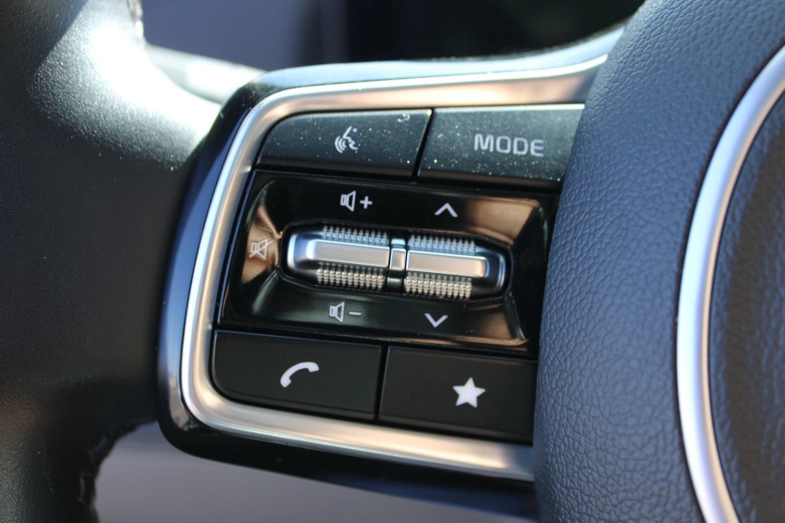 Used 2025 Kia Carnival FWD image 19