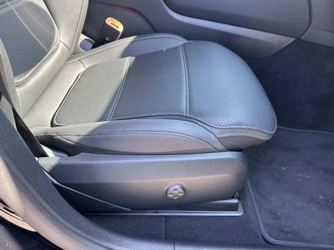 Used 2025 Mercedes-Benz GLC 300 image 11
