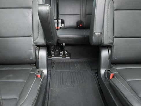 Used 2022 GMC Yukon Denali w/ Denali Premium Package image 28