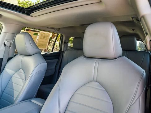 Used 2022 Toyota Highlander XLE image 17