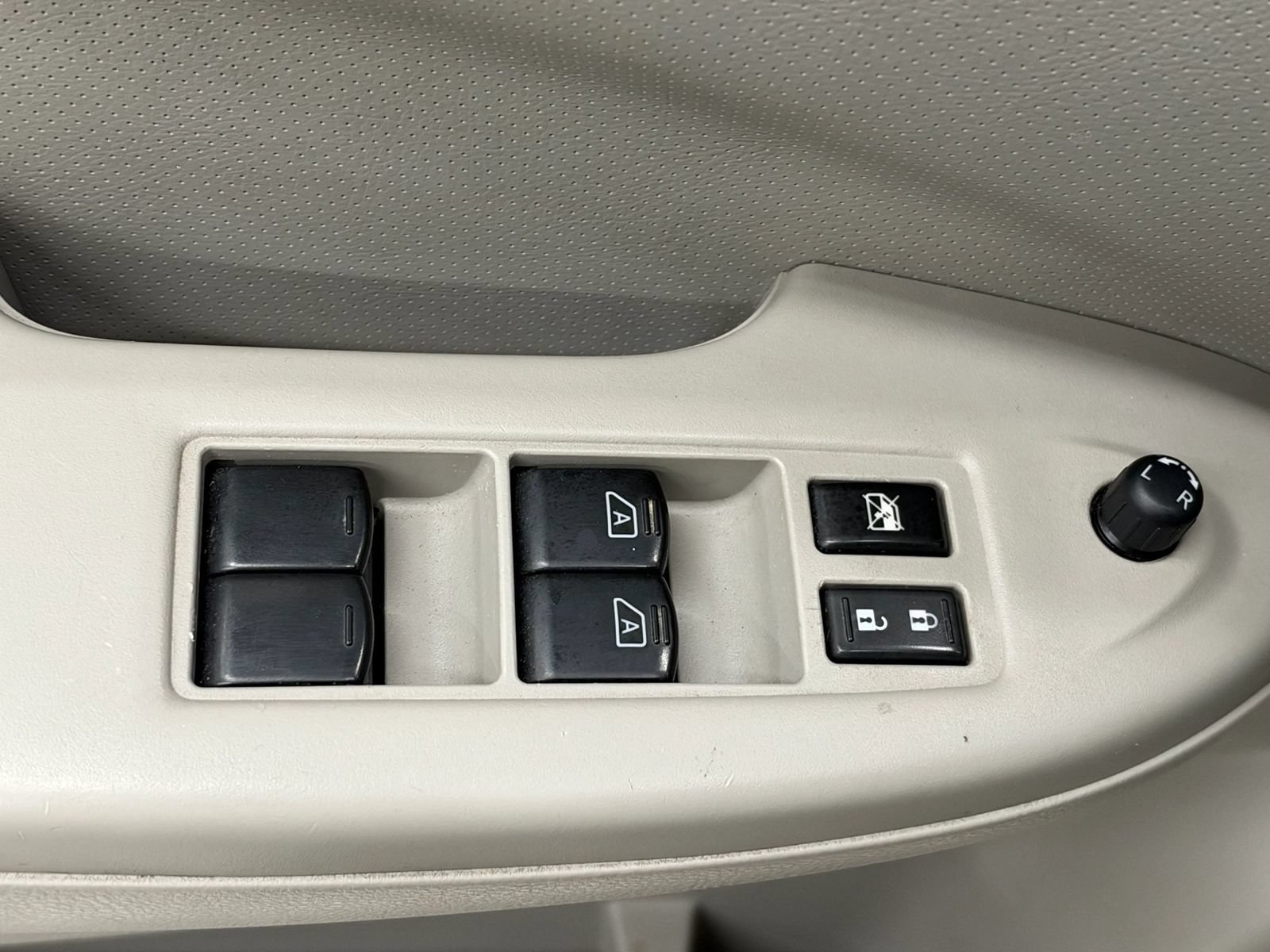 Used 2014 Nissan Quest SV w/ Leather Package FWD image 25
