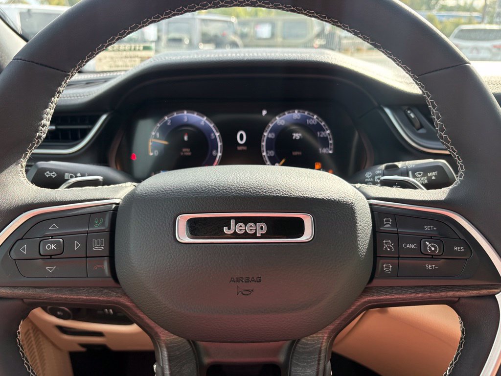 Used 2023 Jeep Grand Cherokee Limited w/ Black Appearance Package AWD/4WD image 14
