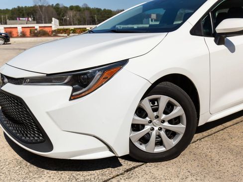Used 2022 Toyota Corolla LE image 3