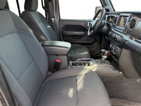 Used 2022 Jeep Gladiator Sport image 15