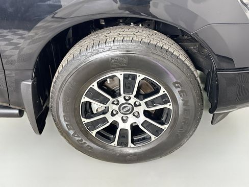 Used 2024 Nissan Titan SV w/ SV Convenience Package RWD image 32