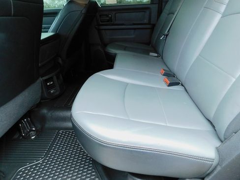 Used 2024 RAM 2500 Tradesman w/ Chrome Appearance Group image 19