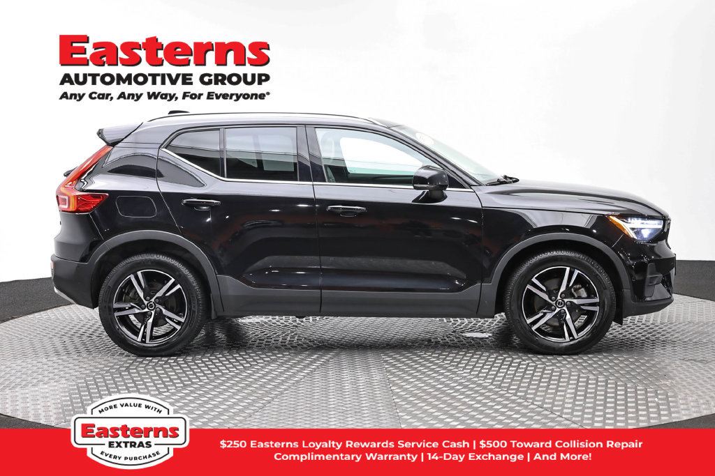 Used 2023 Volvo XC40 B5 Plus AWD/4WD image 5