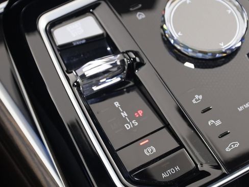 Used 2023 BMW 740i w/ Parking Assistance Package image 7