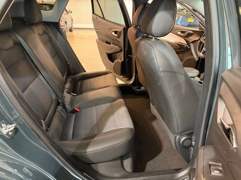 Used 2025 Chevrolet Trax LT w/ LT Convenience Package FWD image 31