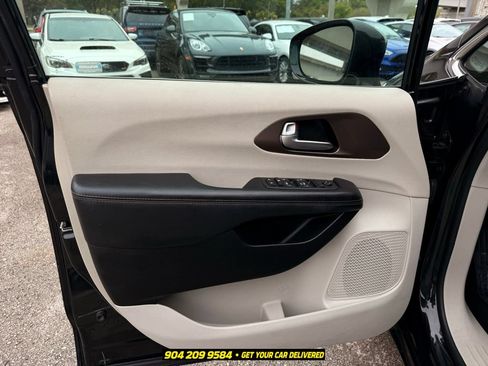 Used 2019 Chrysler Pacifica Touring-L FWD image 21