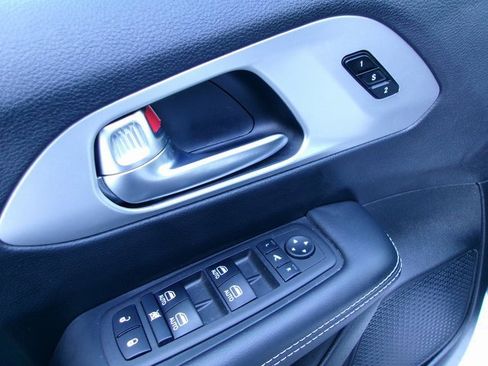 Used 2025 Chrysler Pacifica Limited image 12