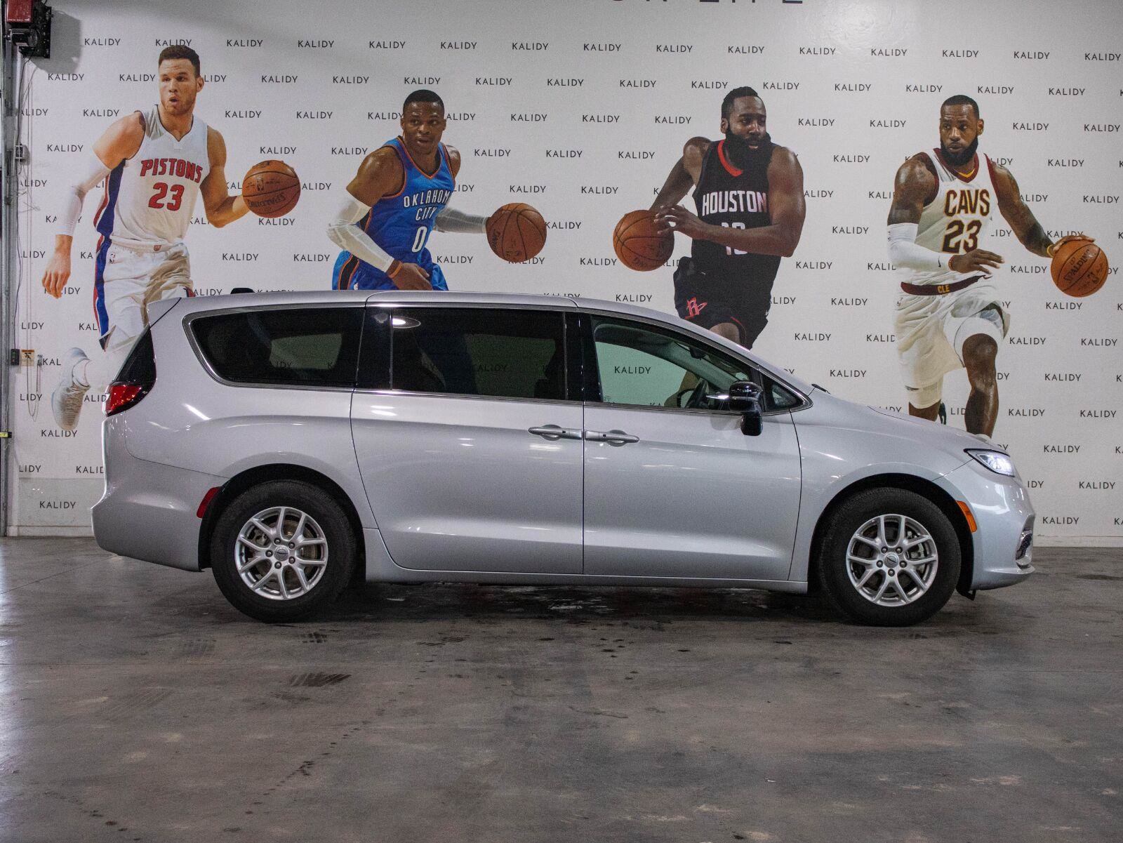 Used 2024 Chrysler Pacifica Touring-L FWD image 17