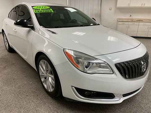 Used 2016 Buick Regal image 2