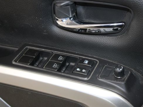 Used 2022 Nissan Titan SV w/ SV Convenience Package image 24