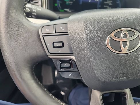 Used 2025 Toyota Camry XLE FWD image 18