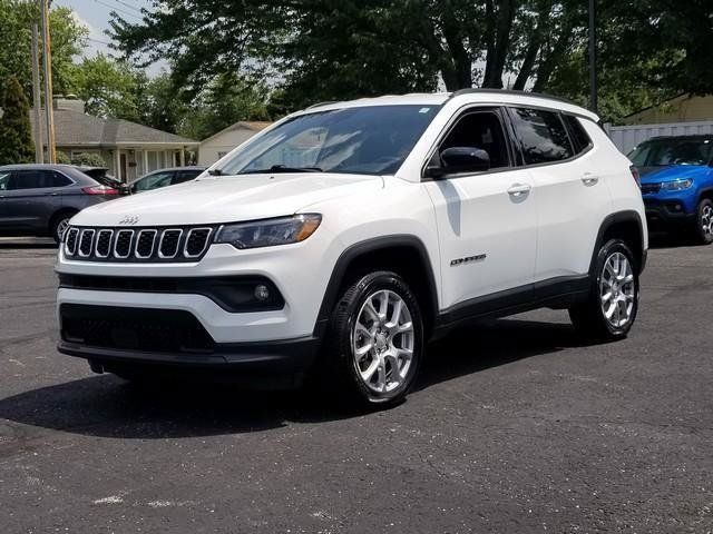 Used 2024 Jeep Compass Latitude AWD/4WD image 2