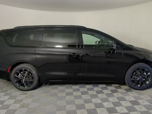 New 2026 Chrysler Pacifica Select image 4