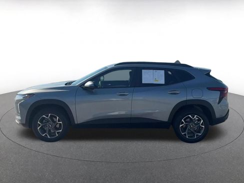 Used 2025 Chevrolet Trax LT FWD image 9