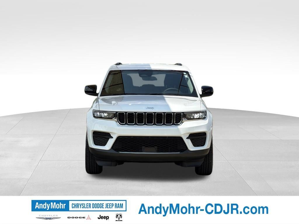 Used 2023 Jeep Grand Cherokee Laredo AWD/4WD image 2