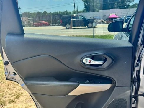 Used 2018 Jeep Cherokee Limited AWD/4WD image 14