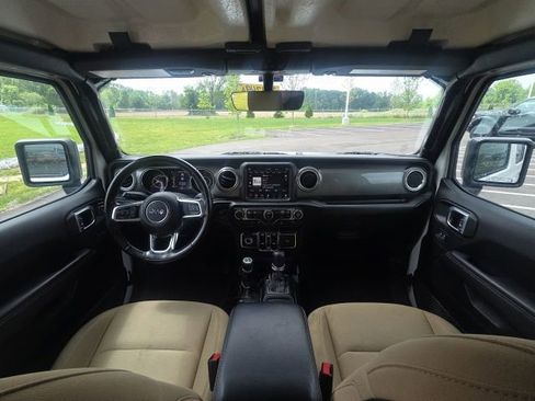 Used 2022 Jeep Gladiator Overland w/ LED Lighting Group AWD/4WD image 17