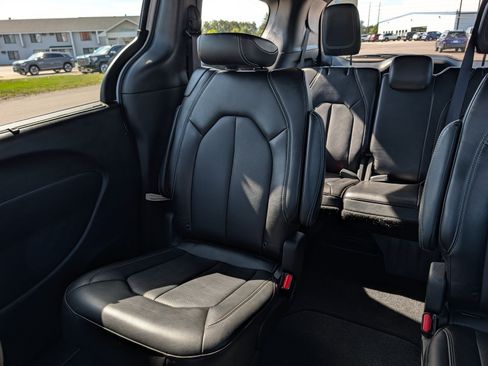 Used 2025 Chrysler Pacifica Select FWD image 12