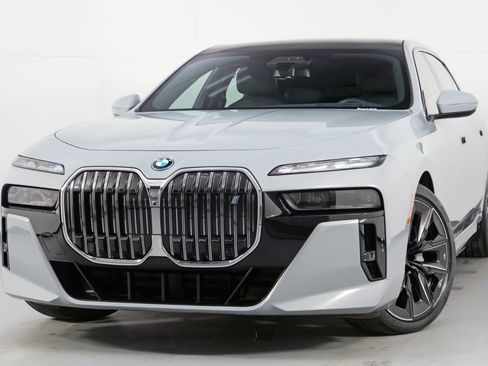 Used 2023 BMW i7 xDrive60 w/ Executive Package 2 AWD/4WD image 3