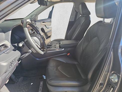 Used 2023 Toyota Highlander Platinum image 17