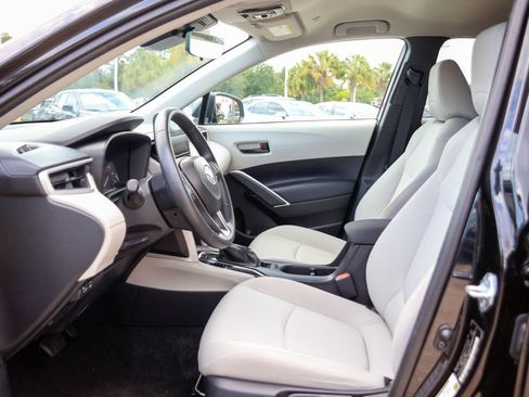 Used 2025 Toyota Corolla Cross LE FWD image 8
