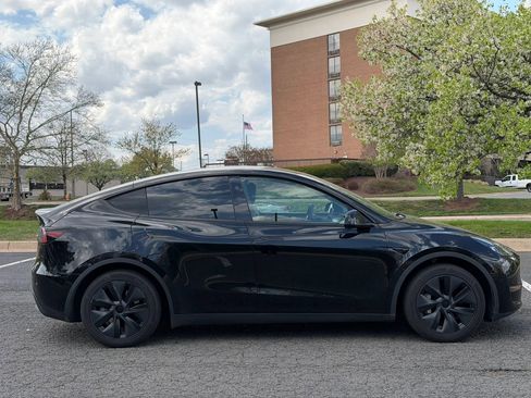 Used 2025 Tesla Model Y Long Range RWD image 9