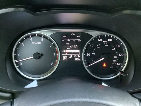 Used 2025 Nissan Versa S w/ Trunk Package image 29