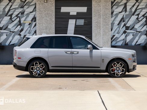 Used 2022 Rolls-Royce Cullinan Black Badge w/ Dark Exterior Package AWD/4WD image 17